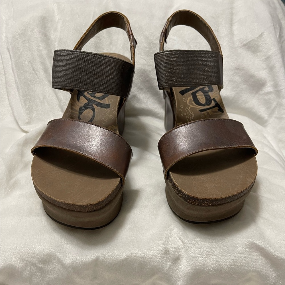 EUC OTBT Size 8 Pewter Wedges